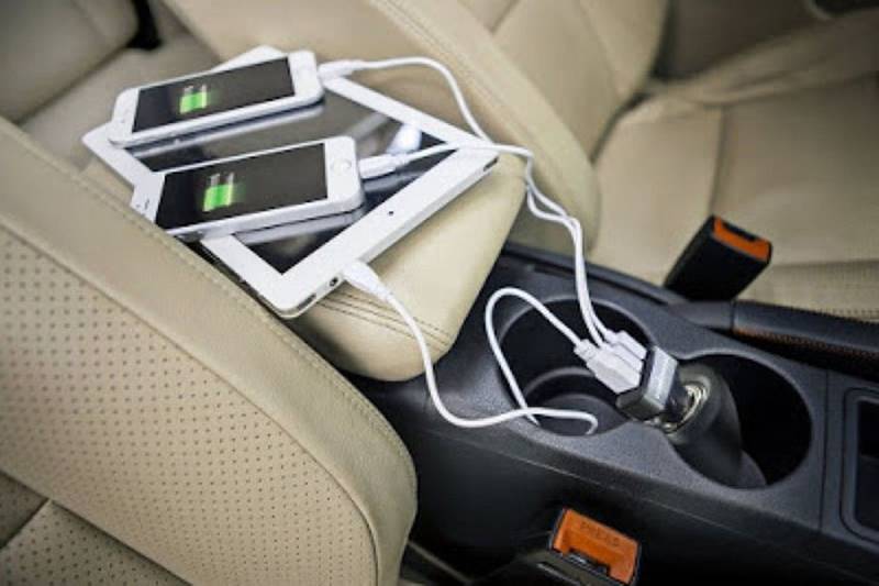 Benarkah Sering Ngecas HP di Mobil Bikin Aki Soak?